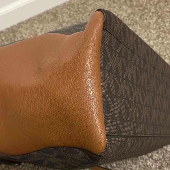 Michael Kors Signature Brown and Tan Tote🤎LIKE NEW🤎SUPER CLEAN🤎 - Picture 10 of 13